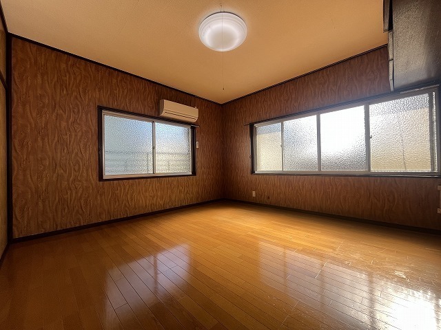 居室・リビング　日当たり良好な８帖洋室