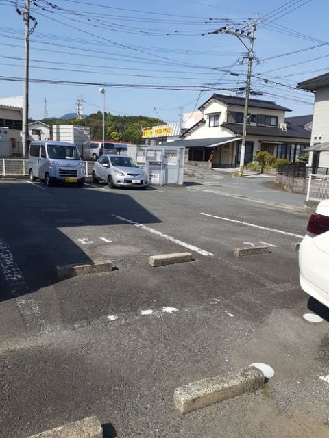 【ステイタス月隈IIの駐車場】