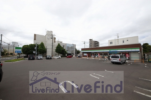コンビニ　ファミリーマート札幌本郷通2丁目店（コンビニ）まで119m