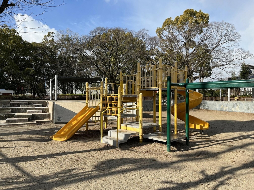 【豊中市本町のマンションの公園】