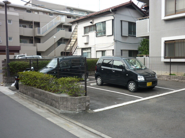 【サンモール日吉の駐車場】