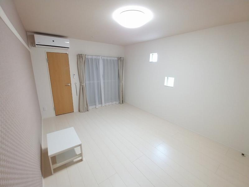 その他設備　小窓あり