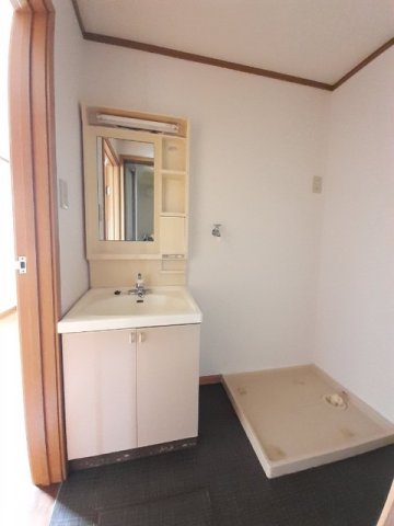 洗面設備　ゆったりとスペースのある洗面所