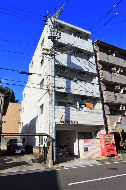 松山市平和通のマンションの建物外観