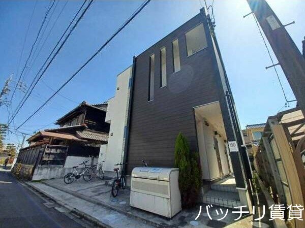 【名古屋市昭和区山脇町のアパートの建物外観】