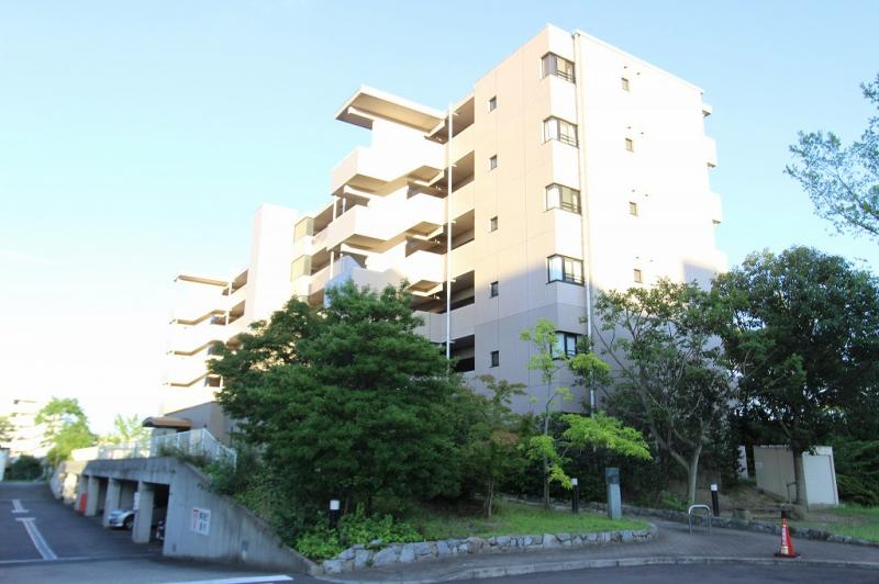 【高松市屋島西町のマンションの建物外観】