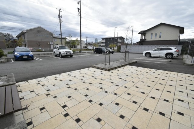 【富山市下新町のアパートの駐車場】