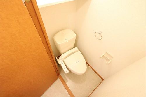 トイレ　快適な温水洗浄便座付きトイレになります。