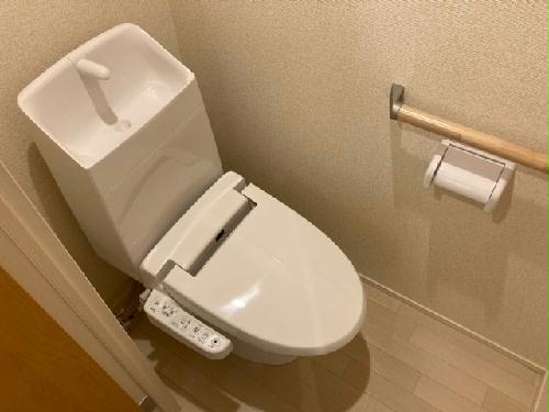 トイレ　1Ｆの扉の色はベージュ、2Ｆはブラウン。