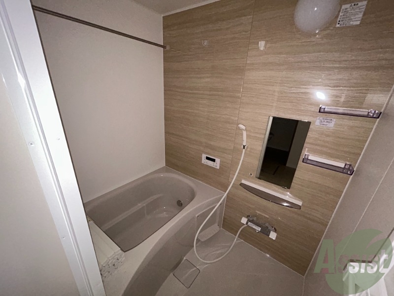 バス・シャワールーム　浴室には浴室乾燥機と追炊きがついており、非常に便利です。