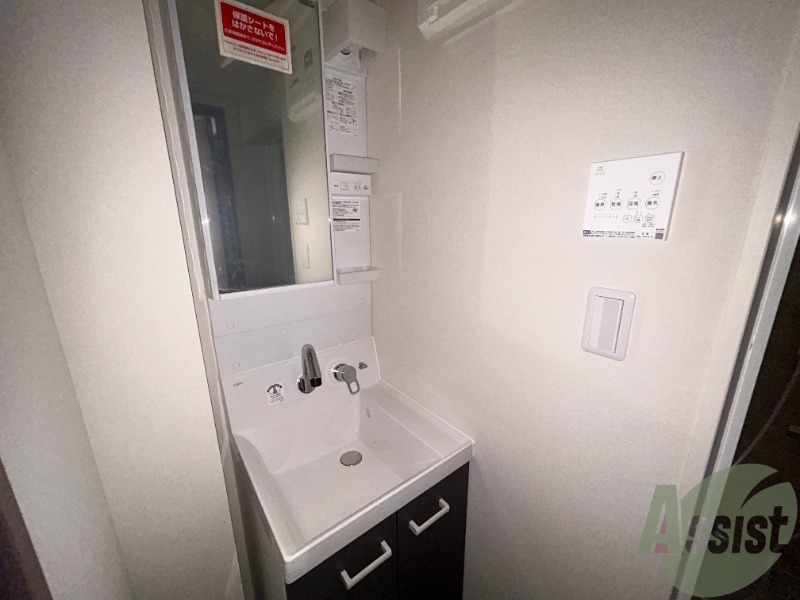 洗面設備　独立洗面台がございます。朝の支度はここで済ませましょう。