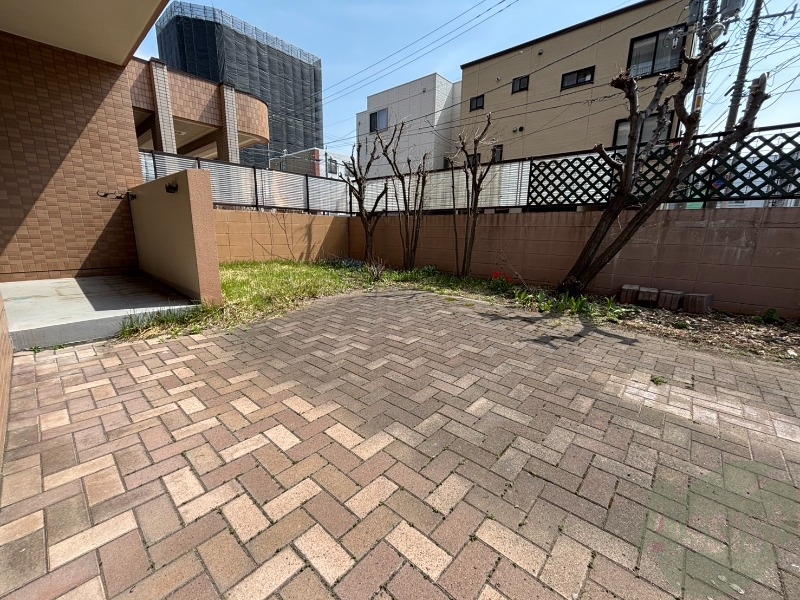 バルコニー　バルコニーは幅があり、広い印象を受けました。