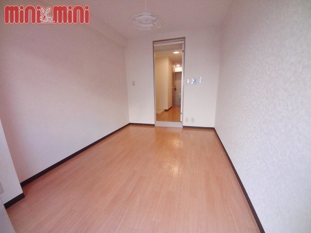 居室・リビング　南向きで明るい洋室