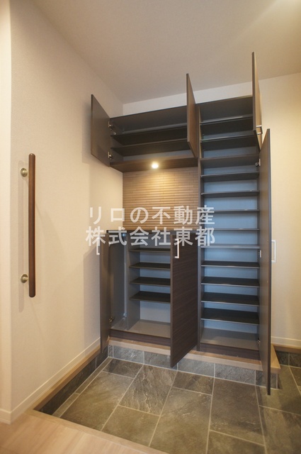 玄関　下駄箱付なので、玄関はいつでもスッキリ片付きますね☆