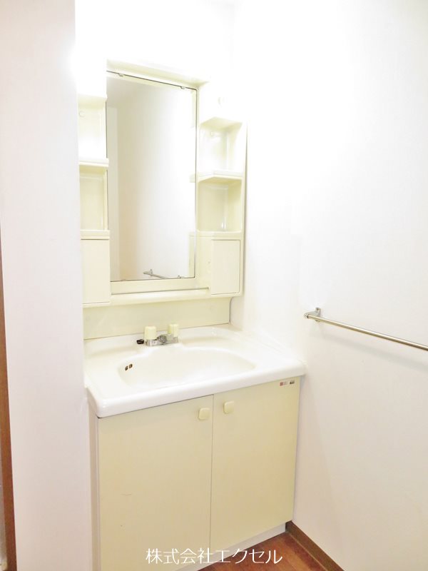 洗面設備　朝に便利な独立洗面台完備です。