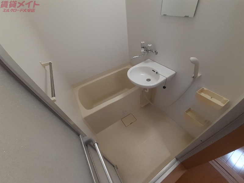 バス・シャワールーム　同物件別部屋の写真です。