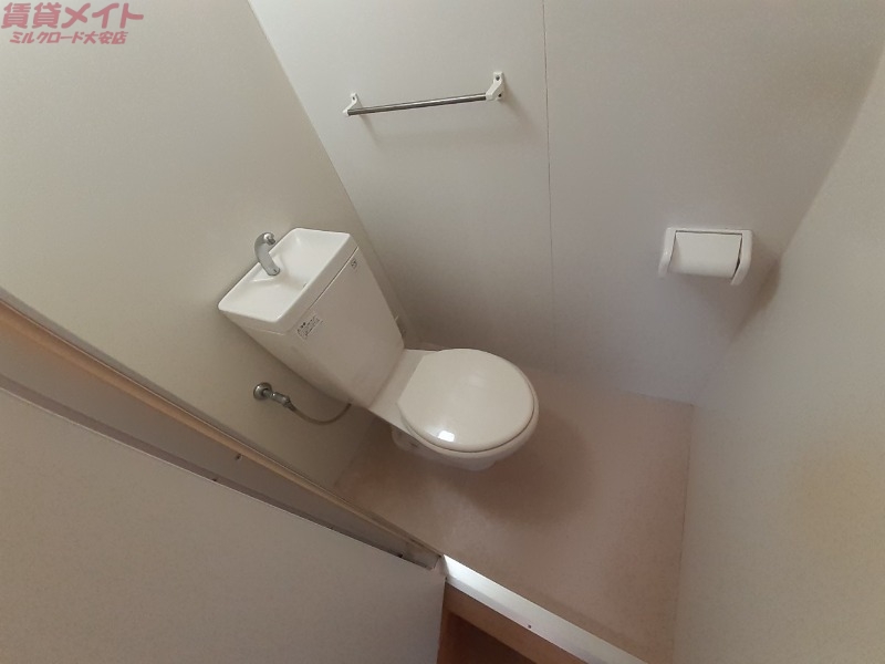 トイレ　同物件別部屋の写真です。