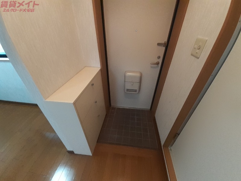 玄関　同物件別部屋の写真です。
