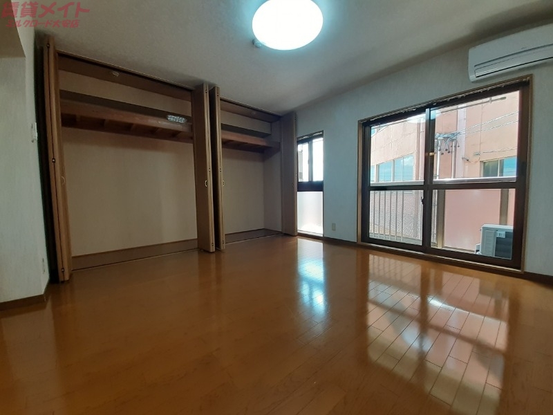 居室・リビング　同物件別部屋の写真です。