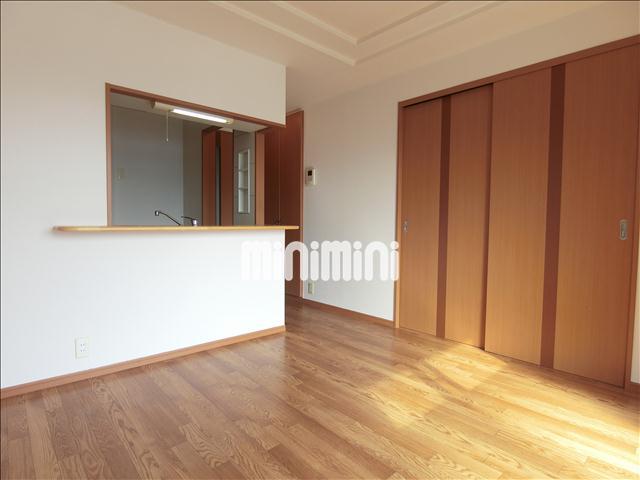 居室・リビング　カウンターキッチン採用の１０帖ＬＤＫです。