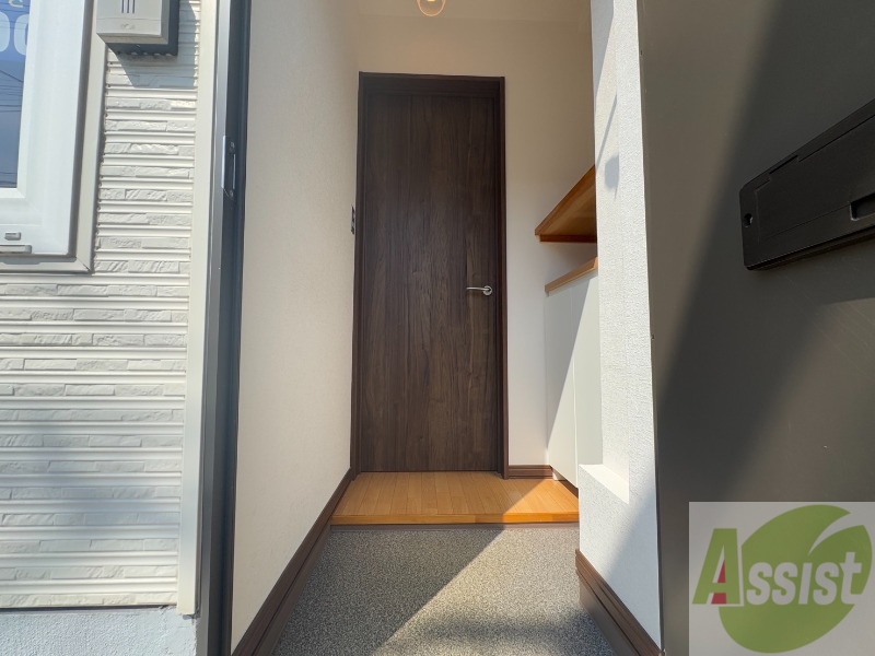 玄関　玄関の様子です。明るい印象ですね。気分もあがりそう。