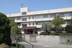 小学校　茨木市立西小学校（小学校）まで669m
