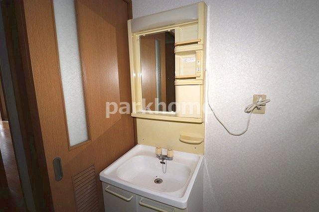 洗面設備　朝の支度にも助かる、独立の洗髪洗面化粧台　※間取り反転の場合