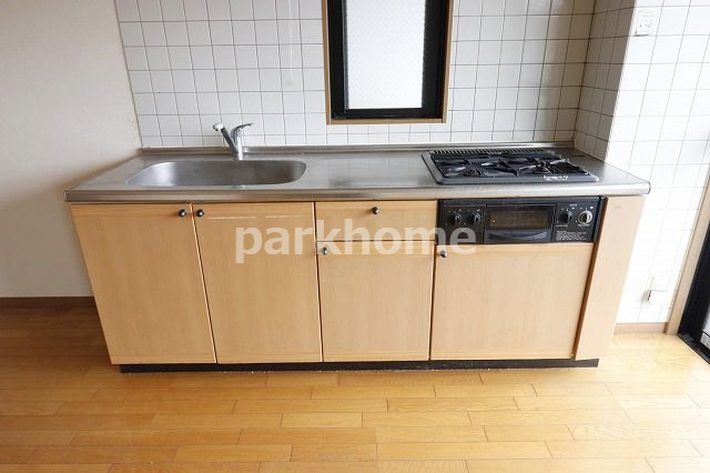 キッチン　コンパクトなキッチンで掃除もラクラク ※間取り反転の場合あり