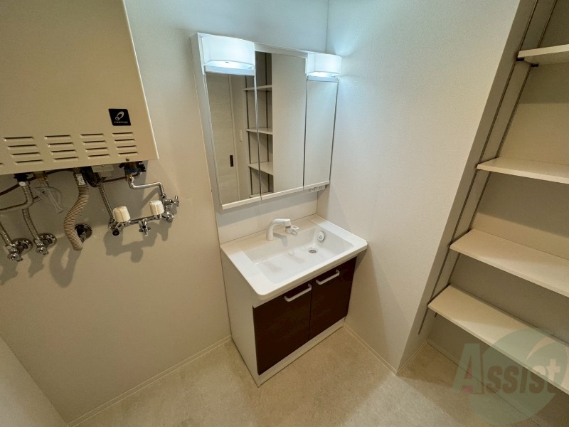 洗面設備　収納も豊富で使い勝手の良い洗面化粧台です。