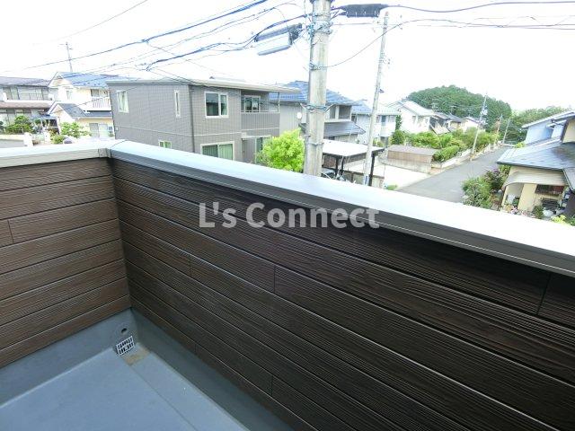 バルコニー　２階のお部屋で晴れた日には洗濯物もたくさん干せます。