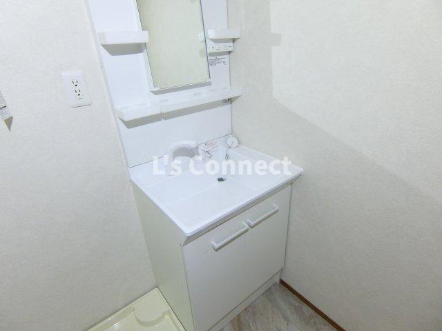 洗面設備　朝の支度もスムーズな独立洗面台。