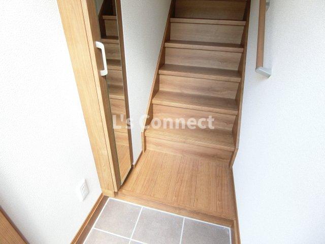 玄関　背の高い下駄箱には鏡付きで身だしなみチェック。