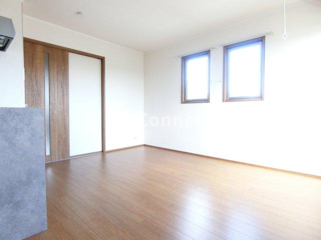 居室・リビング　角部屋で２面に窓があります。