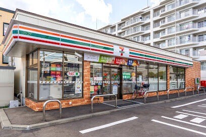 コンビニ　セブンイレブン札幌八軒5条西店（コンビニ）まで584m