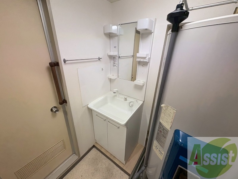 洗面設備　独立洗面台です。大きくてよいですね。シャンプーもできます。