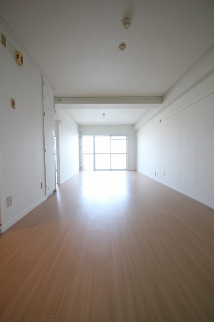 居室・リビング　同物件別室です。