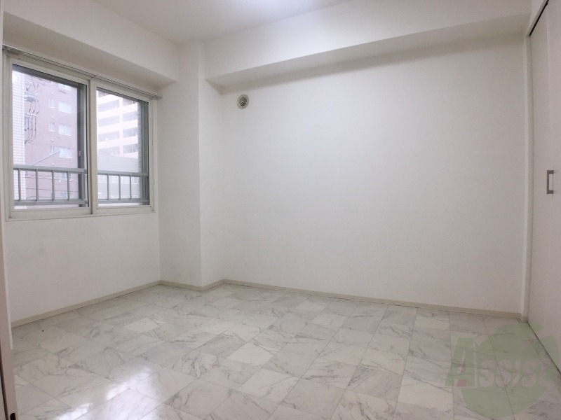 その他部屋・スペース　寝室はこちらです。光が差し込む、温かみのあるお部屋です。