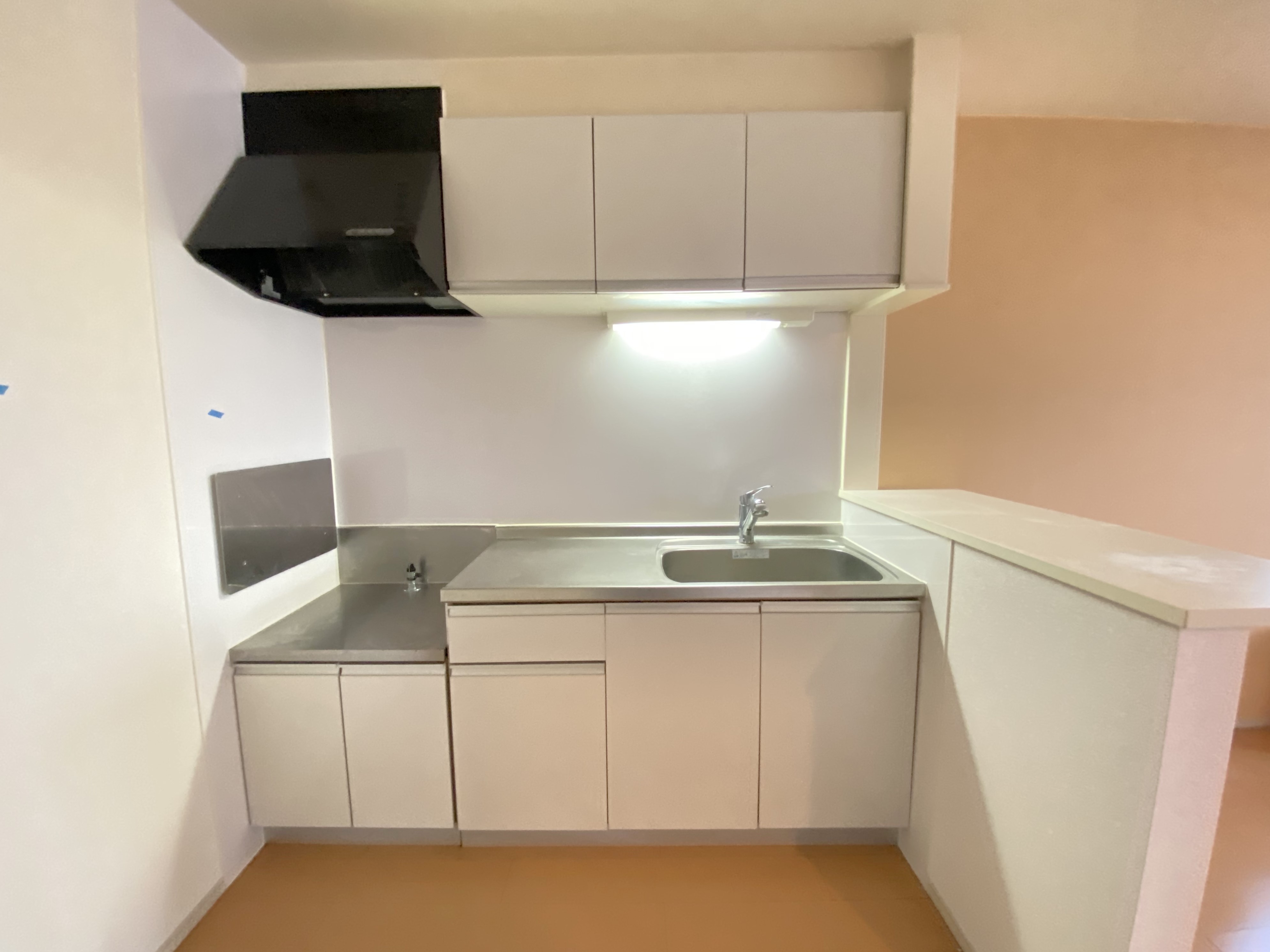 キッチン　※室内は他部屋の原状回復中の写真です