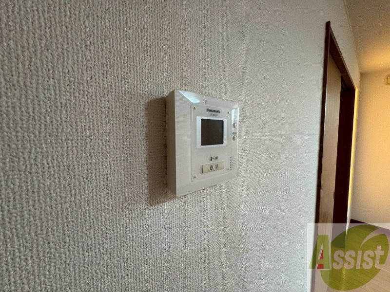 セキュリティ　モニター付きインターホンです。来客時も安心ですね。