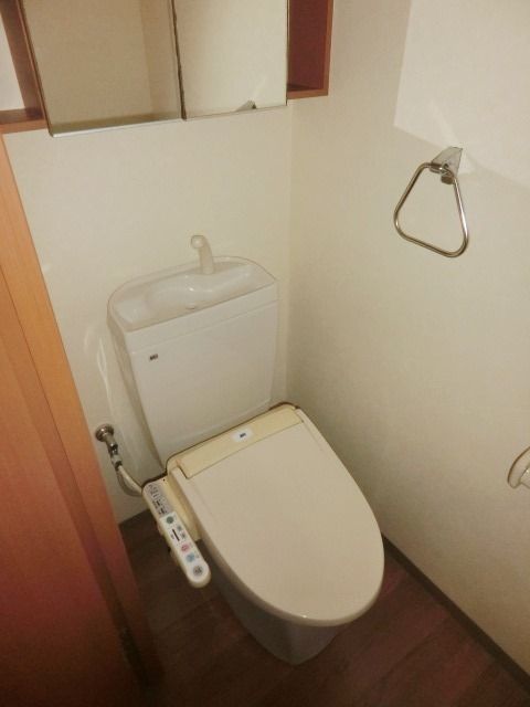 トイレ　温水洗浄付きトイレです
