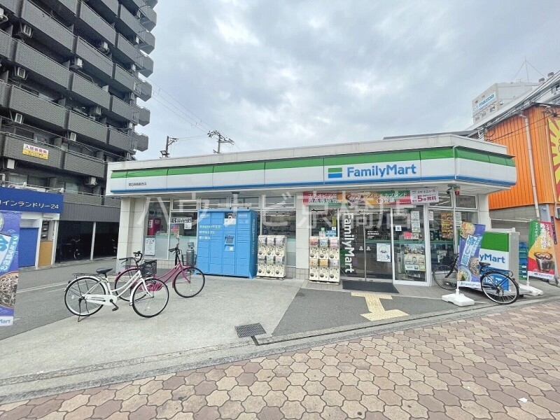 コンビニ　ファミリーマート関目高殿駅西店（コンビニ）まで438m