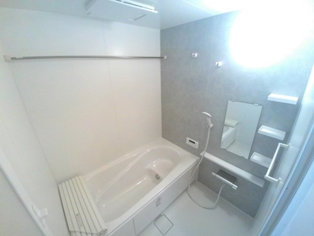 バス・シャワールーム　コンパクトで使いやすいお風呂です