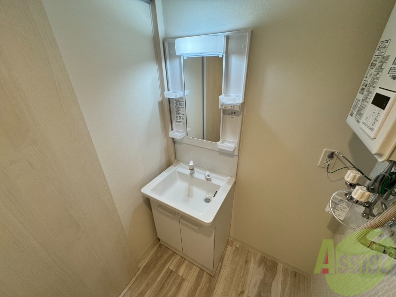 洗面設備　大きくて使いやすそうな独立洗面台になっています。
