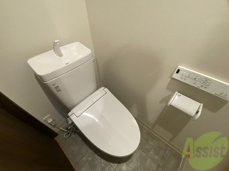トイレ　トイレはこちらのウォシュレット付きになりますね。