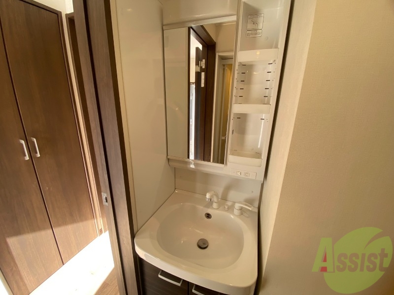 洗面設備　独立洗面台になっているので忙しい朝もばっちりですね。