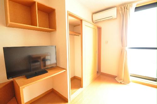 居室・リビング　開放的な窓があり明るい空間です