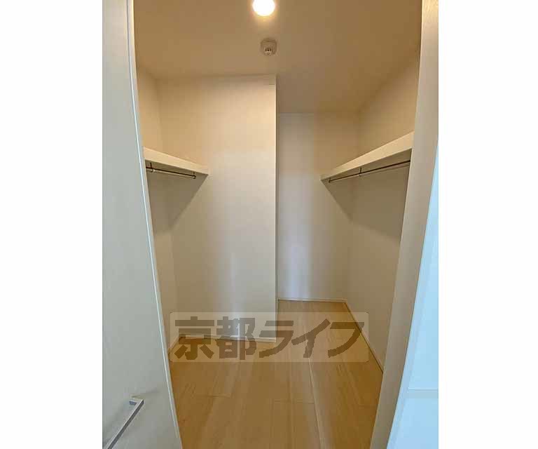 収納　広々したウォークインクローゼットです。