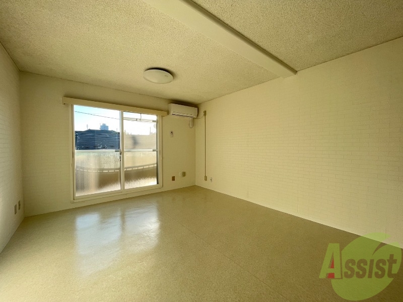 居室・リビング　１２帖の洋室です。生活のメインとなる部屋ですね。