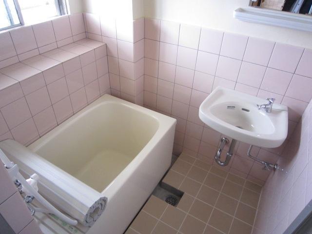 バス・シャワールーム　浴槽新品★お風呂に窓があります！