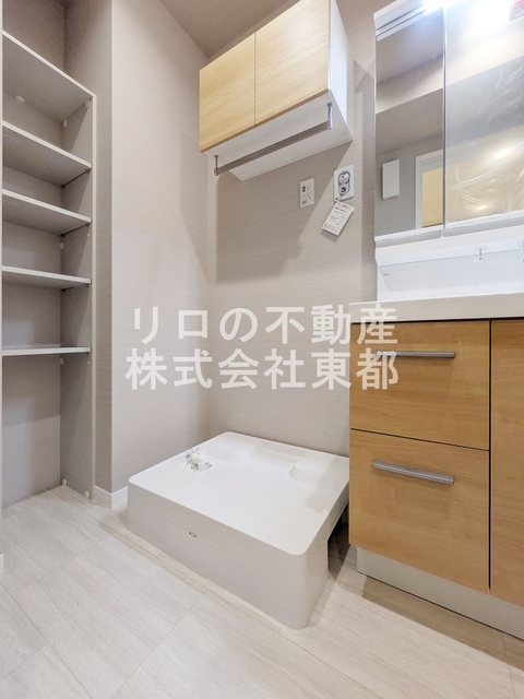 その他　洗濯機置場上部には収納棚が設置されているので便利ですね♪